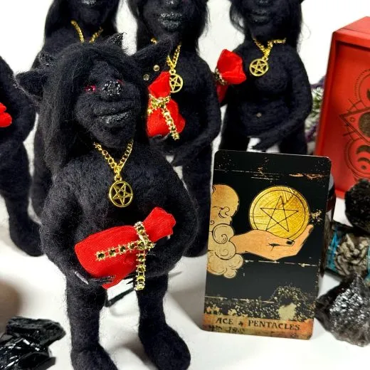Грошова чортиця — вигляд у руці для масштабу