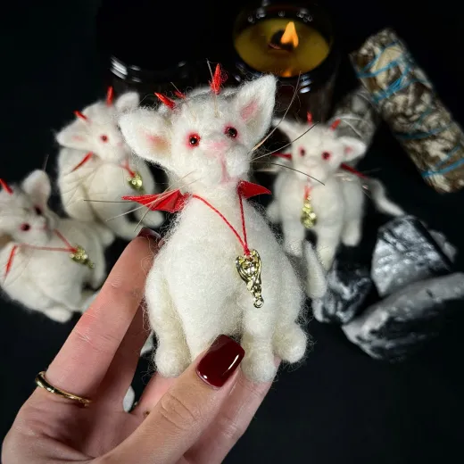 Котик-чортик «Білий Хранитель» — підвіска-кажан на шиї котика