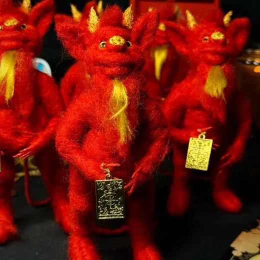 Фартовий Чортик червоний — вигляд ззаду