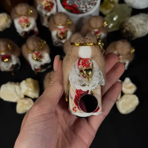 Оберіг Любава — дзеркальце в руках лялечки